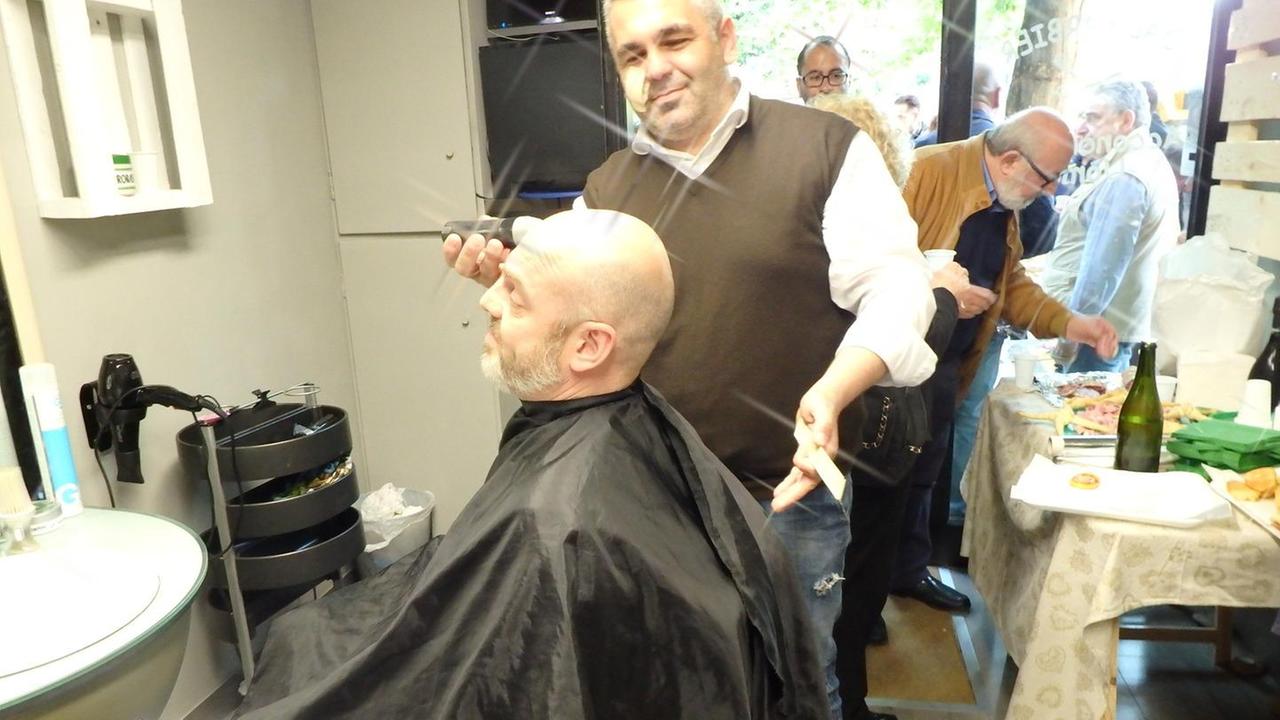 Naomo Lodi riapre il negozio e torna a fare il barbiere