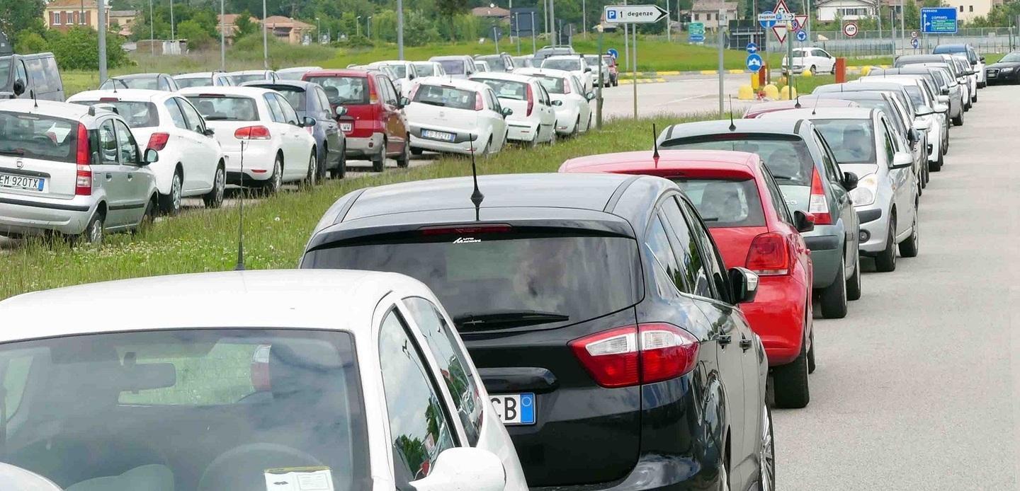 Cona e l’invasione delle auto parcheggio sempre selvaggio 