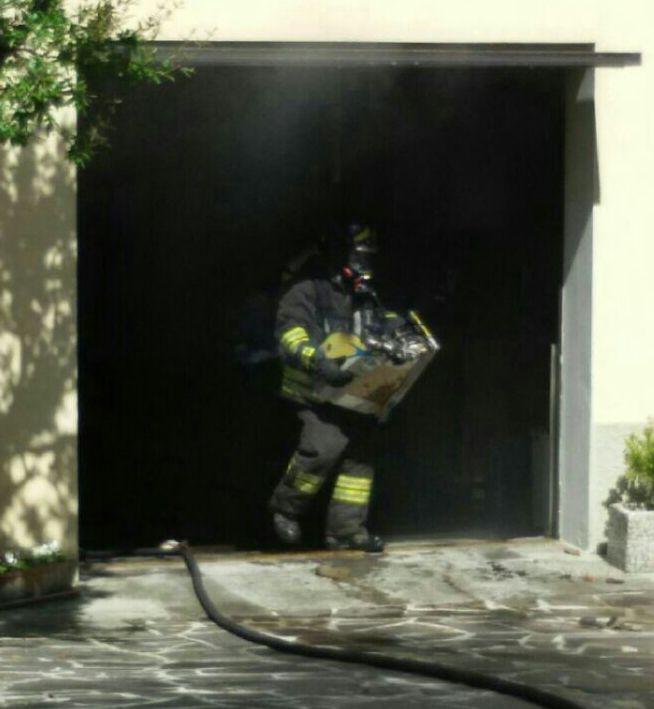Incendio nel garage di una casa 