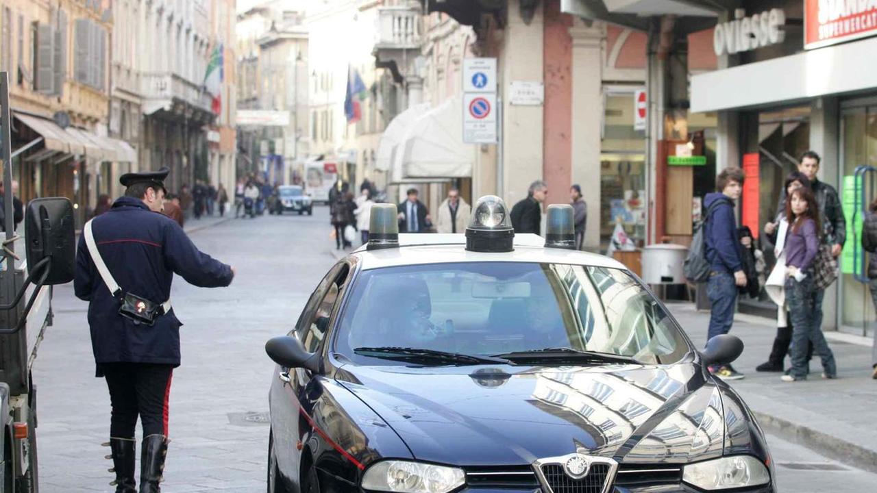 Mano nella mano fanno razzìa di vestiti