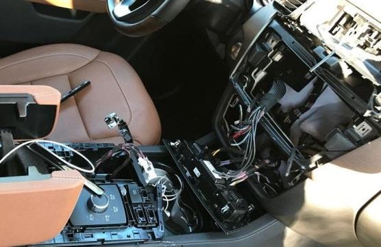 L’interno dell’auto devastato dai ladri