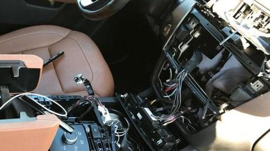 L’interno dell’auto devastato dai ladri
