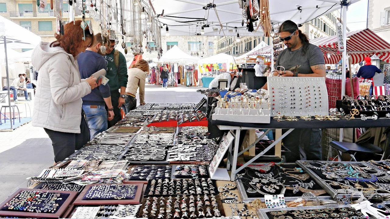 Shopping all’aria aperta, è la domenica dei mercatini