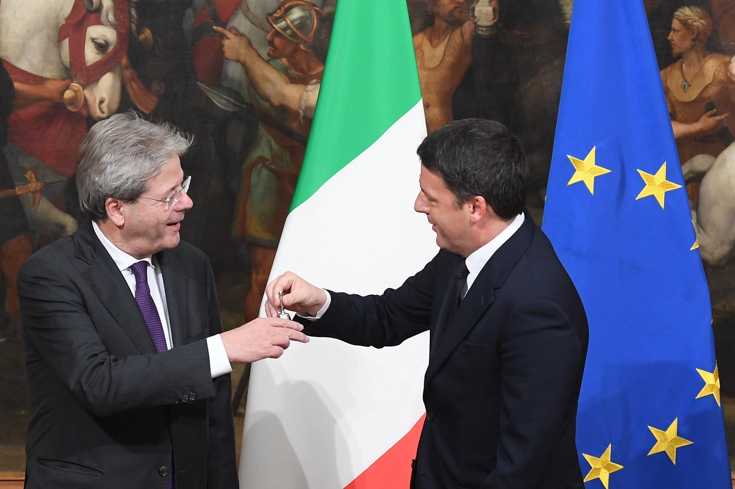 Il passaggio di governo fra Matteo Renzi e il premier Paolo Gentiloni