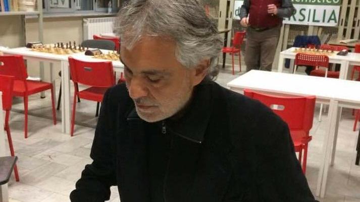 Andrea Bocelli al Circolo scacchi di Querceta, in Versilia
