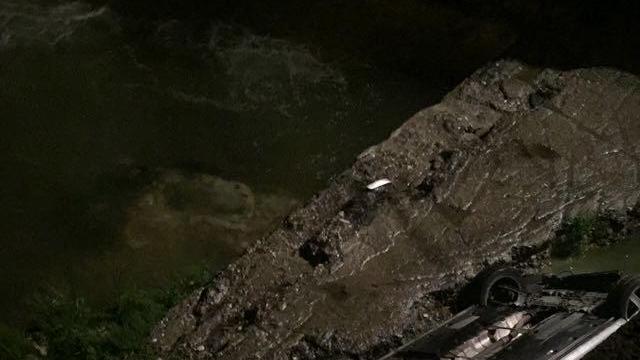 L'auto precipitata nella notte dentro il fiume Versilia