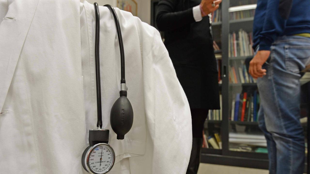 Un misuratore della pressione all'ospedale Lotti di Pontedera (foto Silvi)