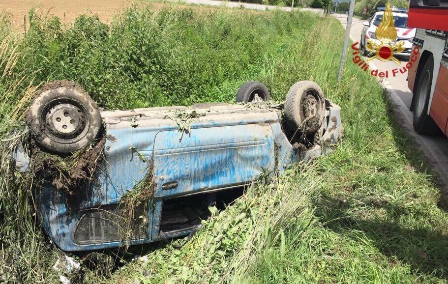 L'auto ribaltata finita nel fossato