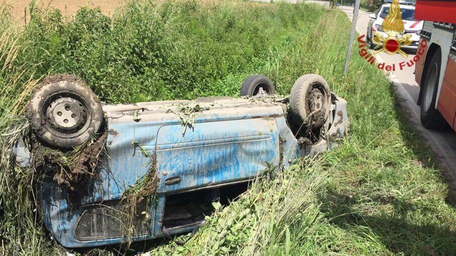 L'auto ribaltata finita nel fossato