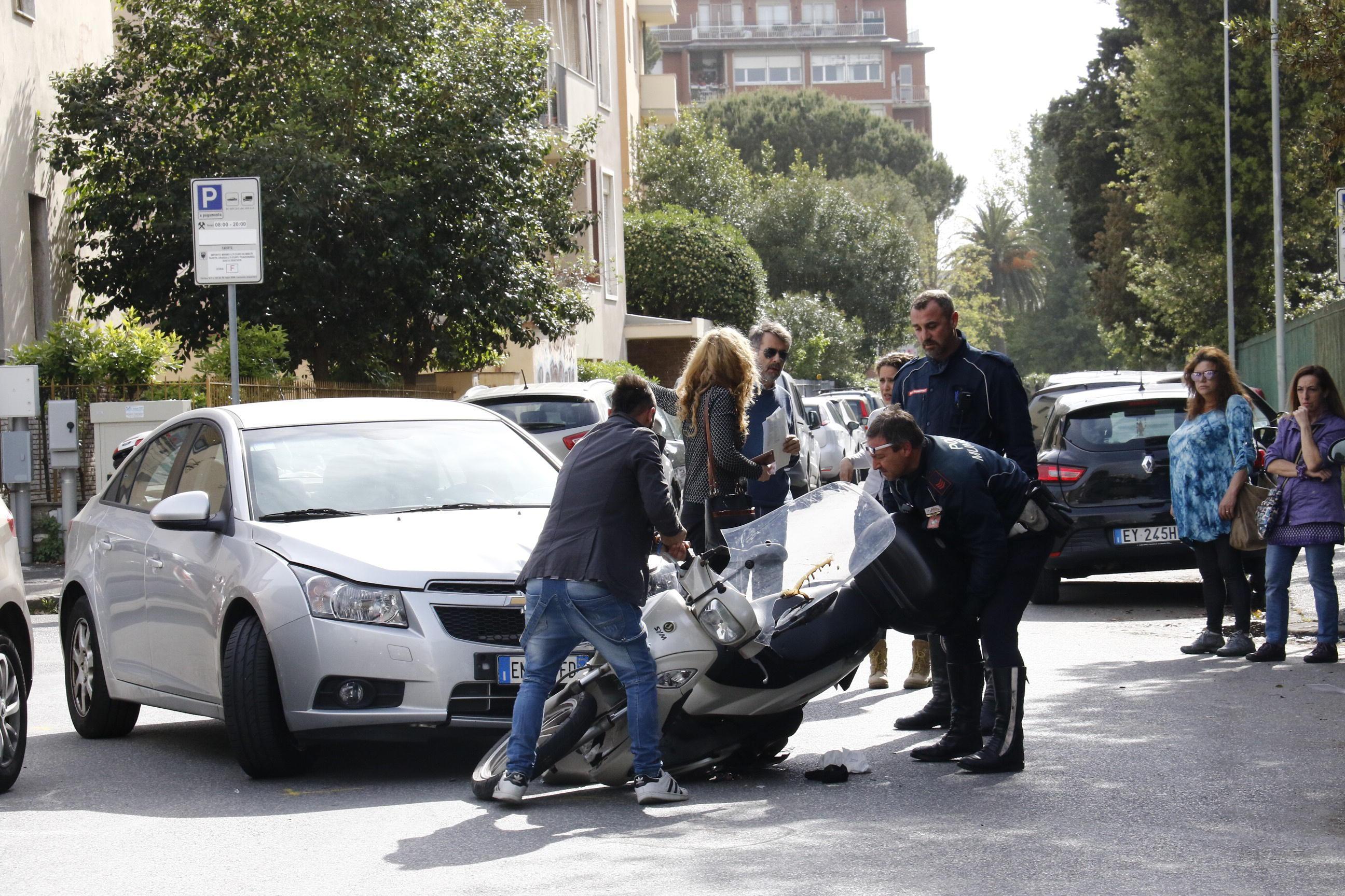 Auto contro scooter in via Pirandello (Repetti/Pentafoto)