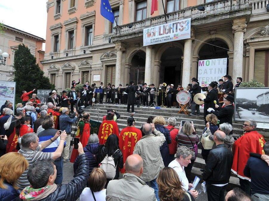 Il concerto sulla gradinata del municipio