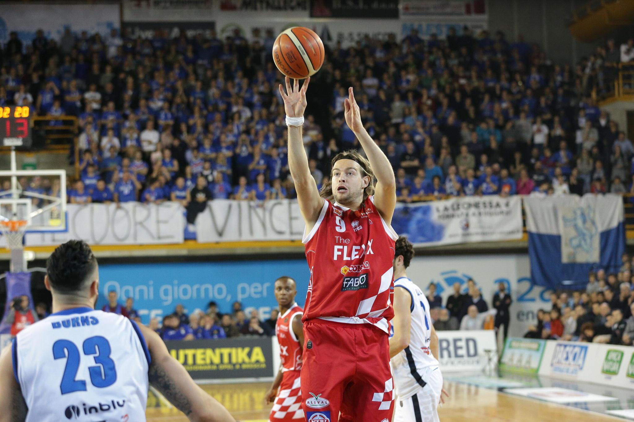 Michele Antonutti al tiro contro Brescia