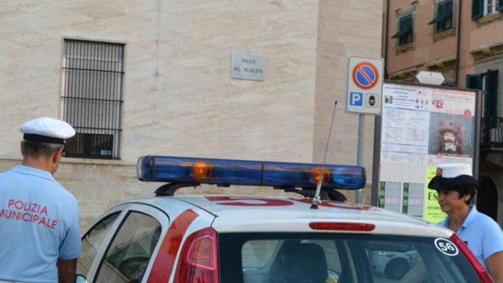 In scooter senza assicurazione e col figlio di due anni davanti