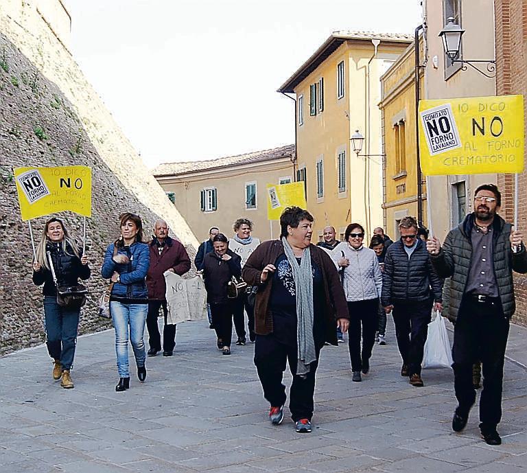 La protesta dei cittadini contro il progetto di forno crematorio (Foto Silvi)