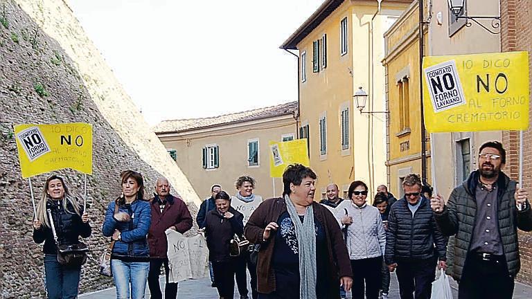La protesta dei cittadini contro il progetto di forno crematorio (Foto Silvi)