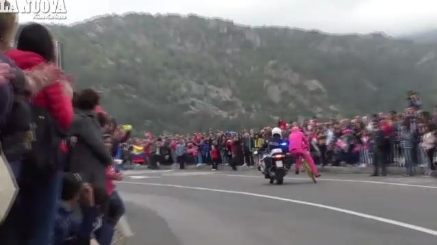 Giro d'Italia, multati dalla polizia i due ciclisti buontemponi