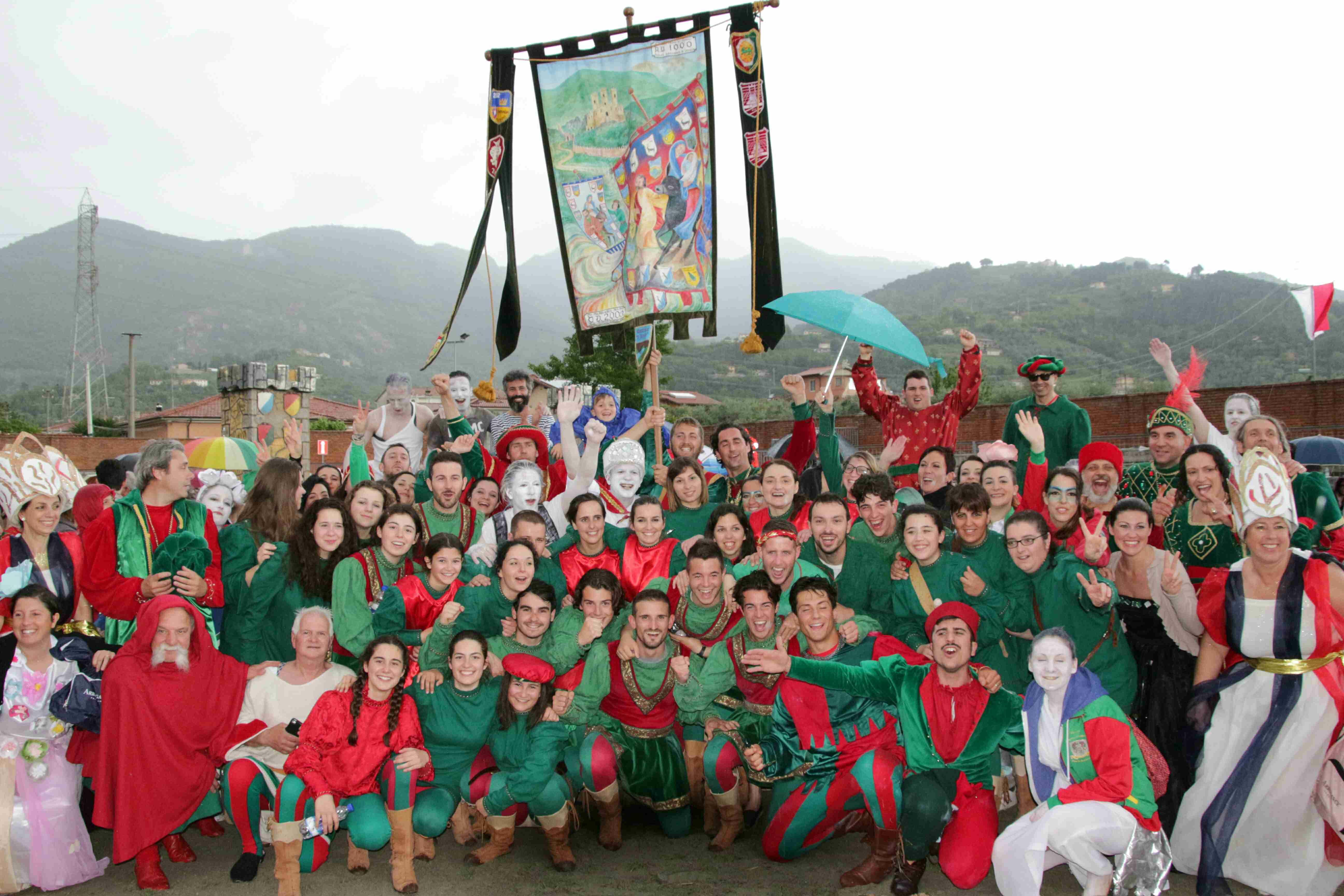Una foto di gruppo della Lucertola, vincitrice del palio dei micci