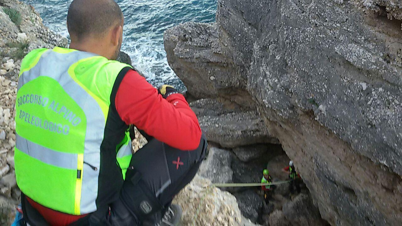 Le operazioni di soccorso a Cala Mariolu 