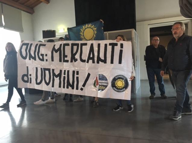 Dibattito interrotto «Mercanti di uomini» 