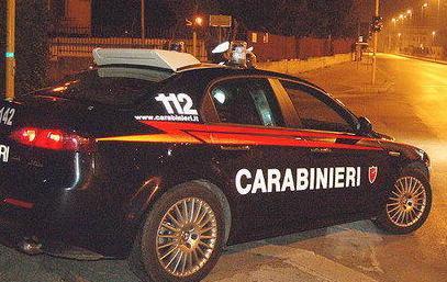 Spintoni al nonno per prendere i soldi 