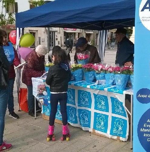 Fiori e palloncini contro la violenza sui più piccoli