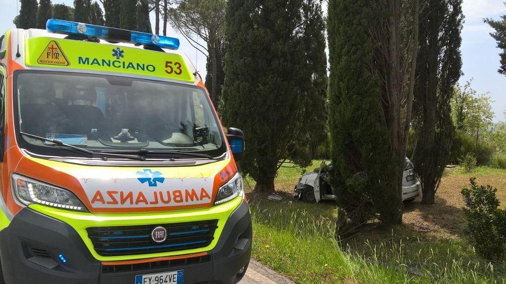 Madre e figlia finiscono fuori strada