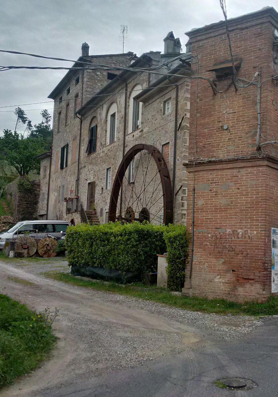 Blackout continui parte una petizione a Massa Macinaia 