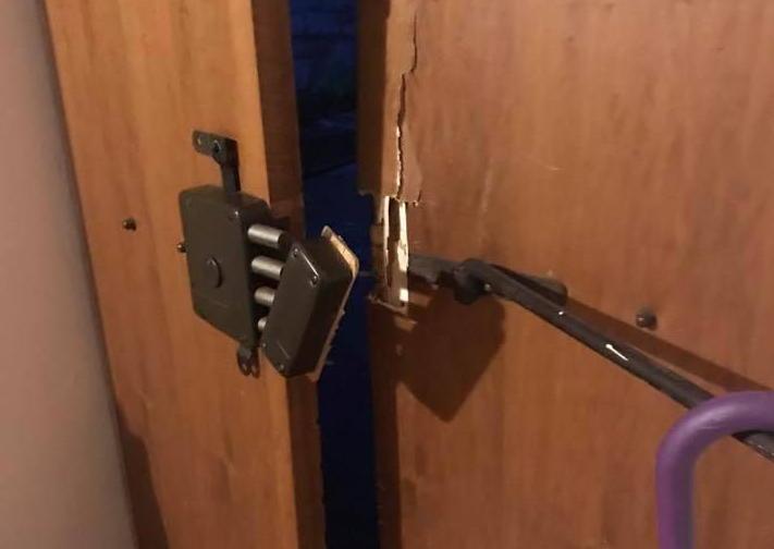 Furto con scasso da 300 euro dopo aver scassinato la porta