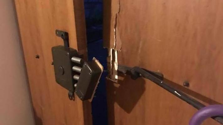 Furto con scasso da 300 euro dopo aver scassinato la porta