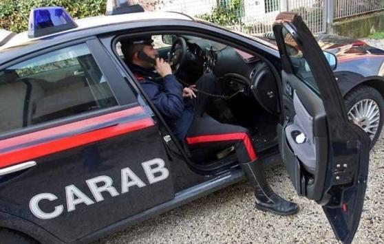 Rompe la scrivania e minaccia le assistenti 