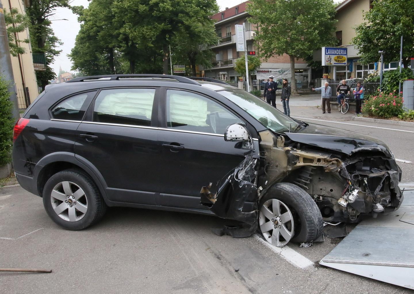 Scontro frontale in pieno centro: due feriti all’ospedale