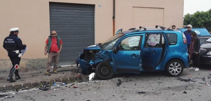 Sassuolo, scontro frontale tra due auto, un’altra contro il marciapiede 