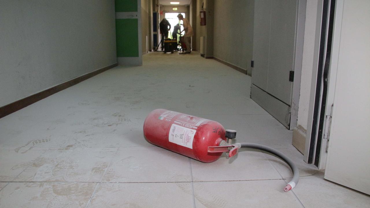 Uno degli estintori svuotati nella scuola (foto Ciurca/Paglianti)
