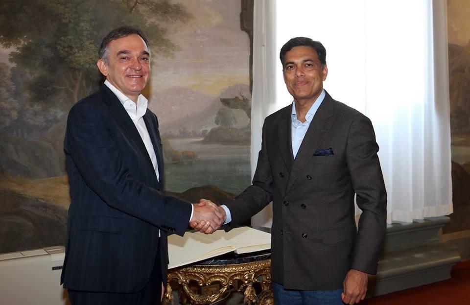Sajjan Jindal, a destra, con Enrico Rossi nel 2014  