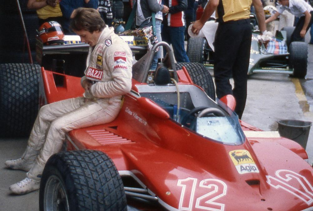 Gilles Villeneuve seduto sulla sua Ferrari nei box a Monza nel 1979