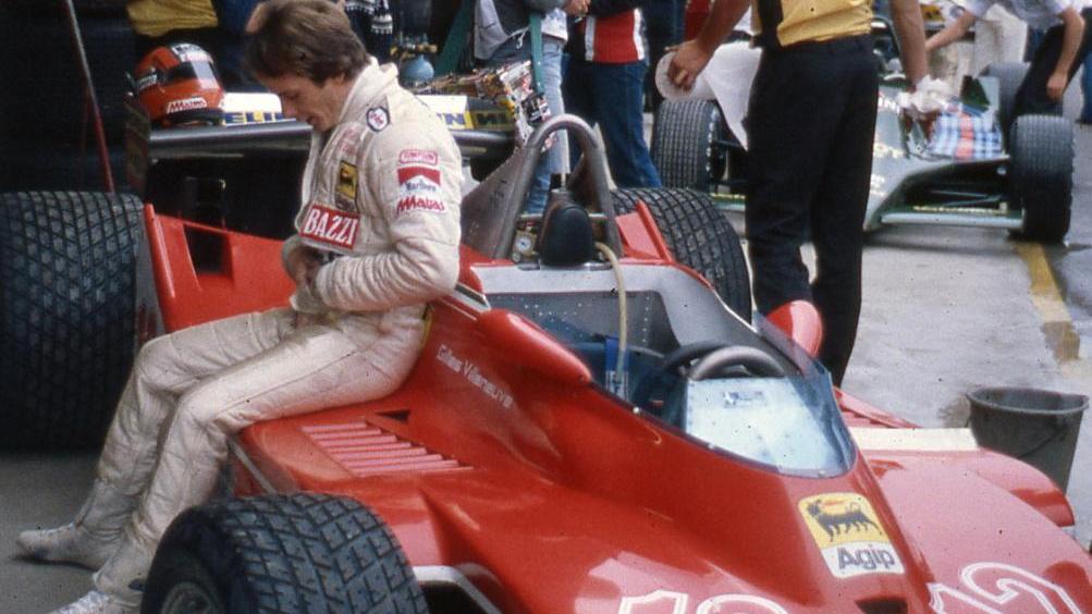 Gilles Villeneuve seduto sulla sua Ferrari nei box a Monza nel 1979