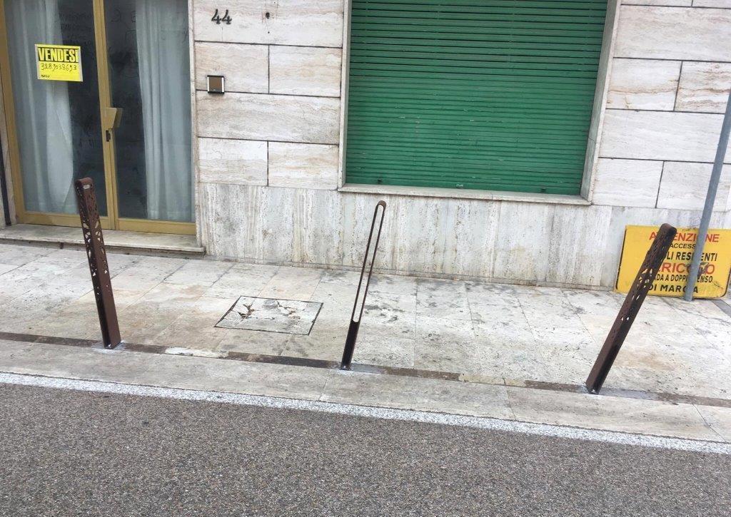 Alcuni “dissuasori” di parcheggio piegati in via Cavallotti
