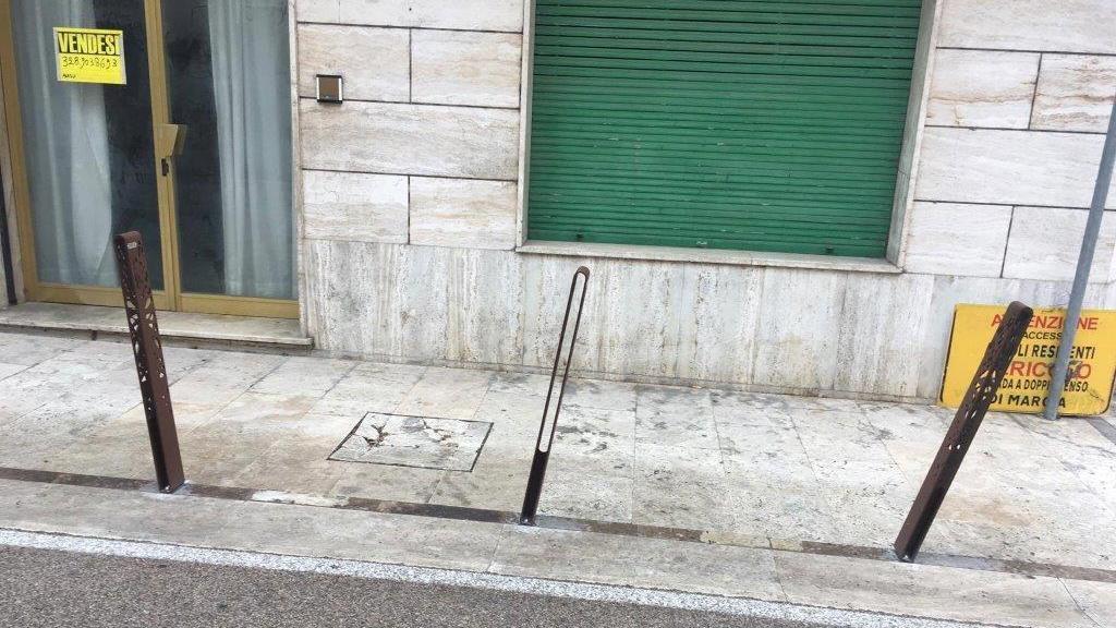 Alcuni “dissuasori” di parcheggio piegati in via Cavallotti