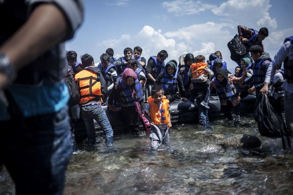 Uno sbarco di profughi nell'isola greca di Samos