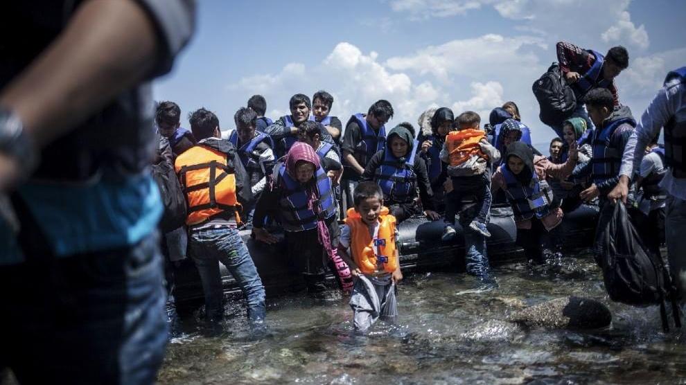 Uno sbarco di profughi nell'isola greca di Samos