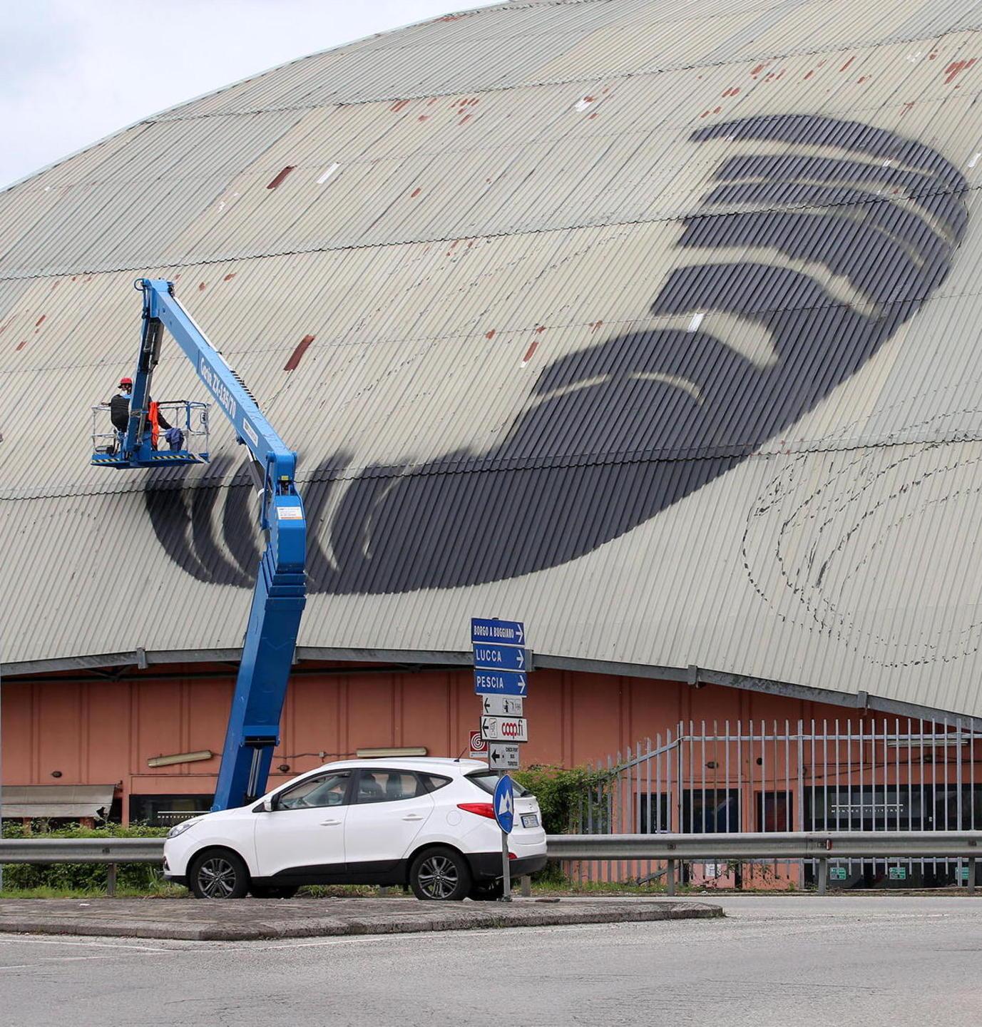 Il primo “buco” prende forma sulla cupola del Palaterme (Foto Nucci)