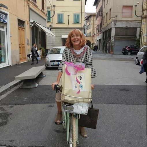 Elisa Vannini con la bici che le è stata rubata per la seconda volta