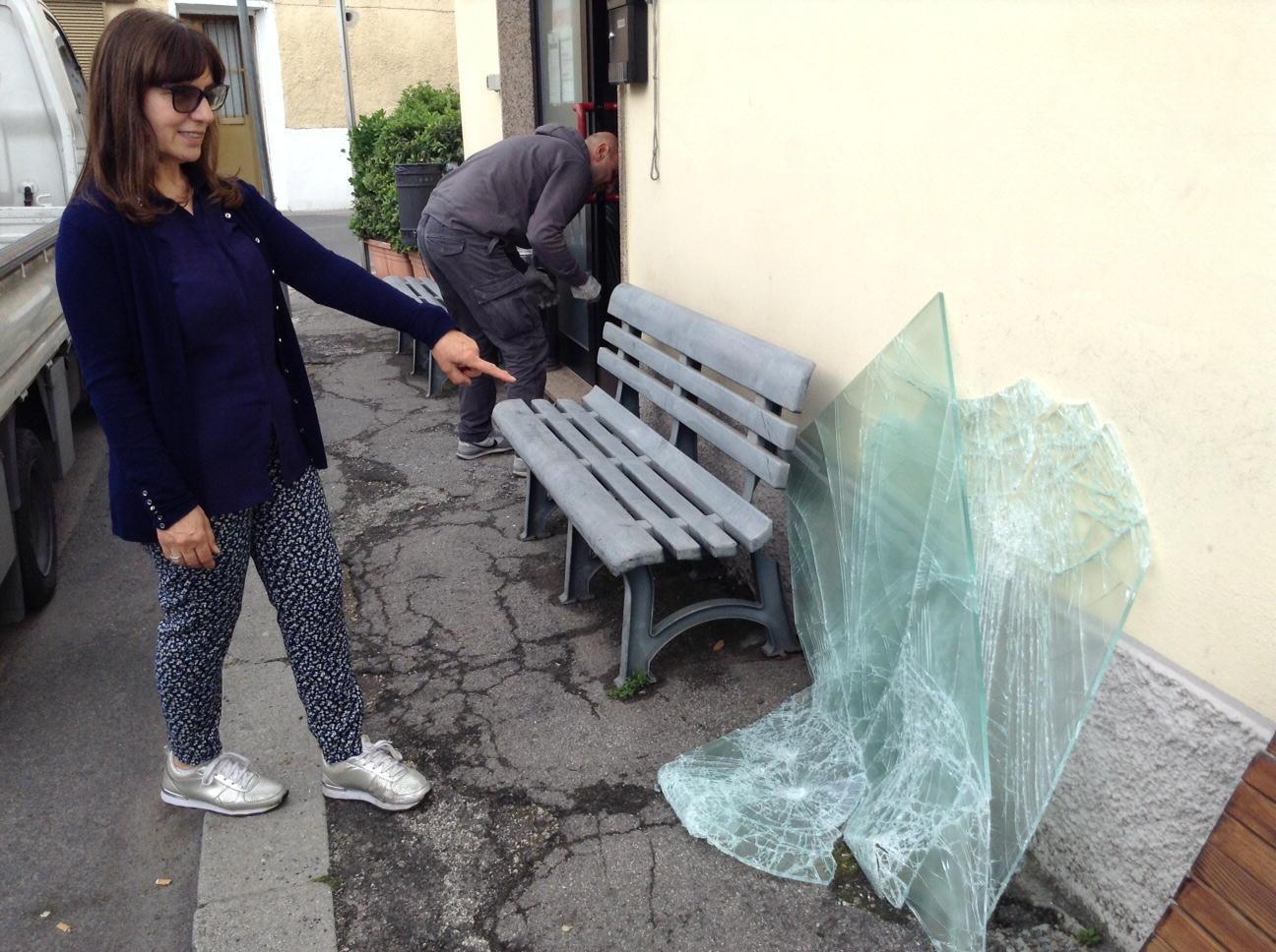 I vetri rotti al circolo di via Monte San Michele a Viaccia (foto Batavia)