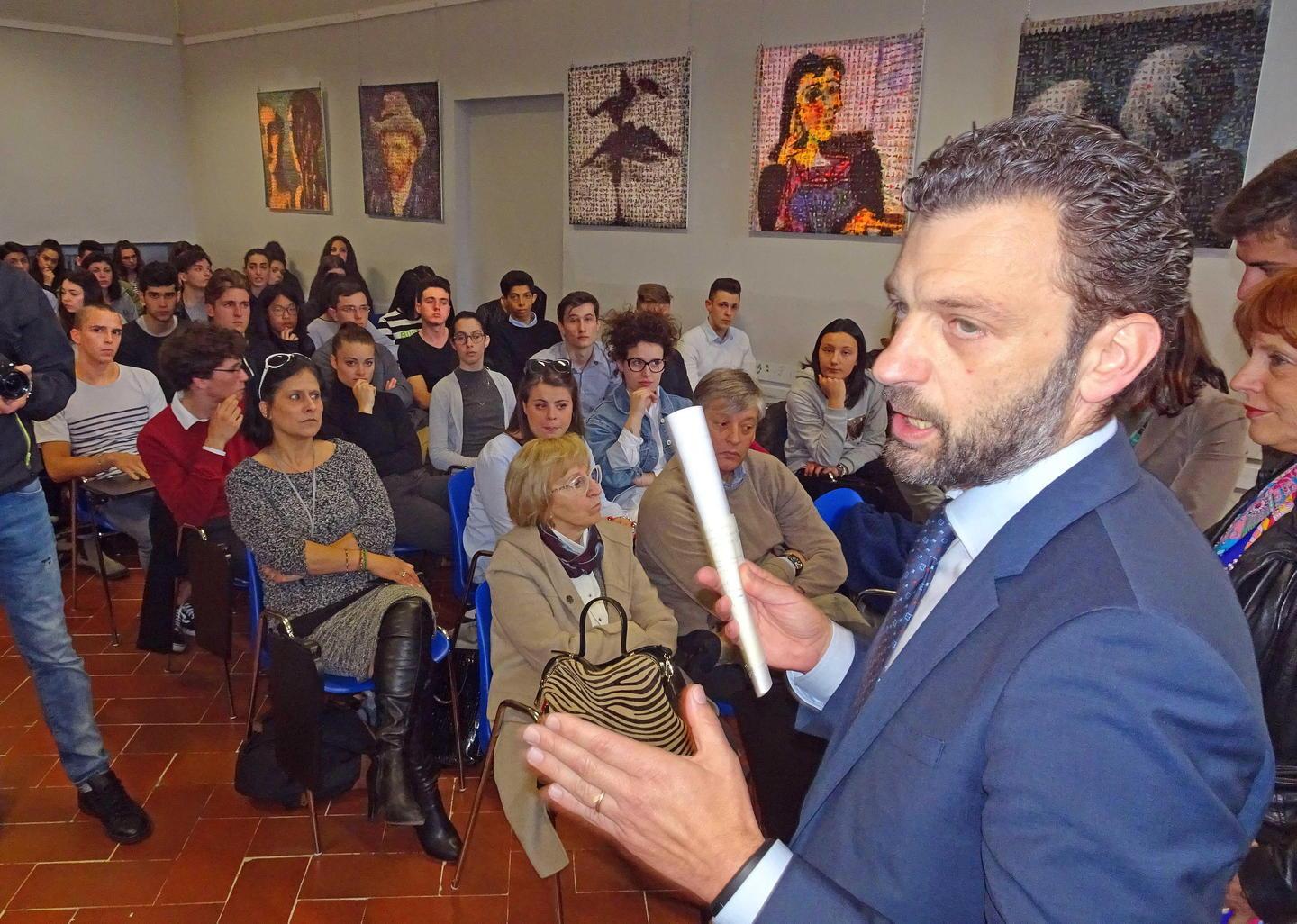 Il sottosegretario Gabriele Toccafondi durante l’assemblea al Petrocchi