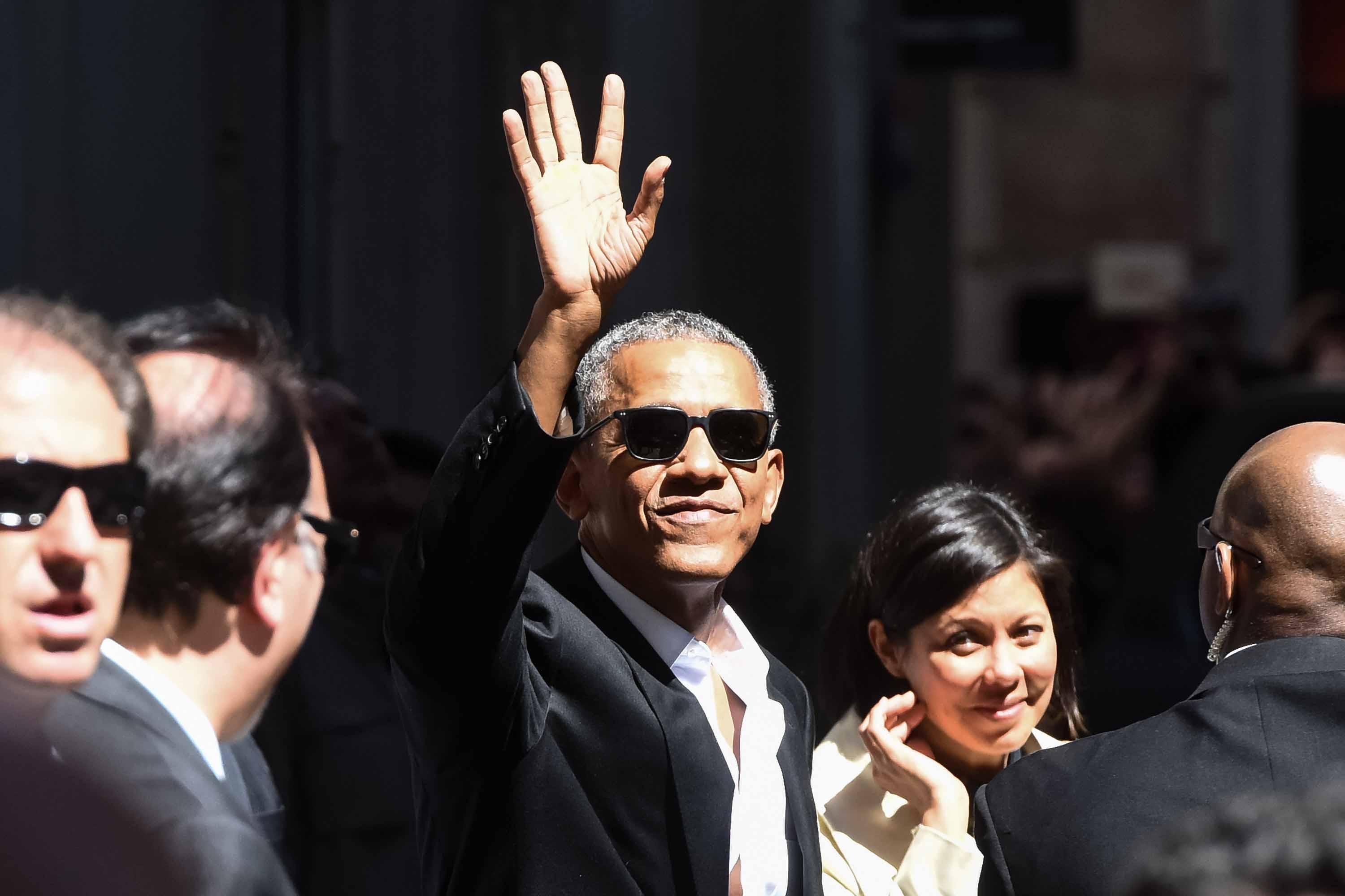 Obama saluta la folla durante la sua visita a Milano