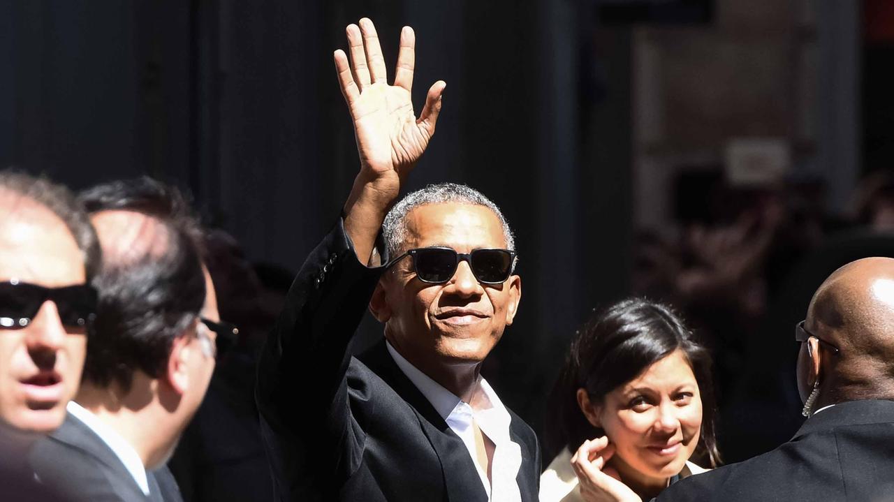Obama saluta la folla durante la sua visita a Milano