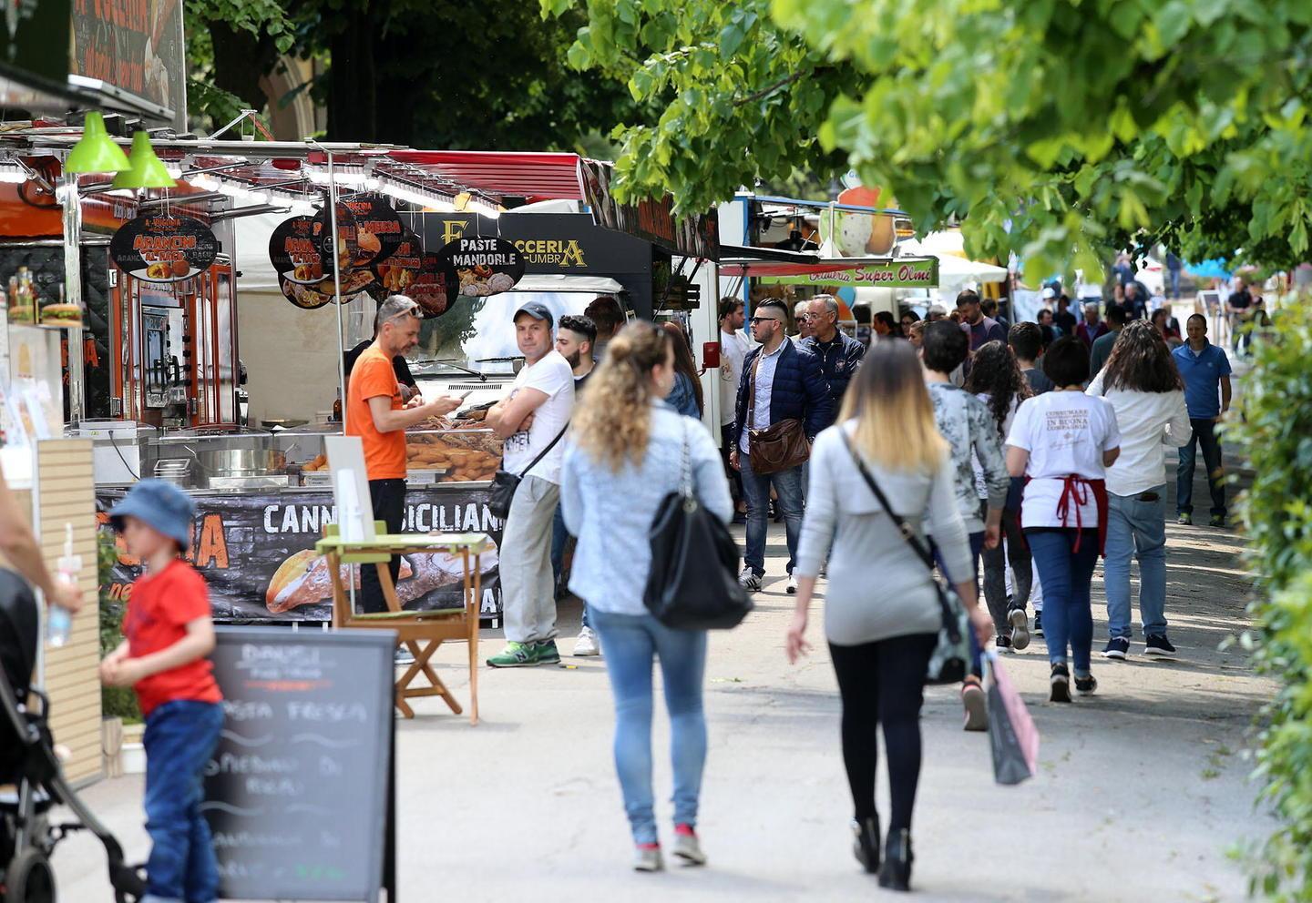 I truck di “Street’n Food” l’anno scorso sul viale Tamerici (foto Nucci)