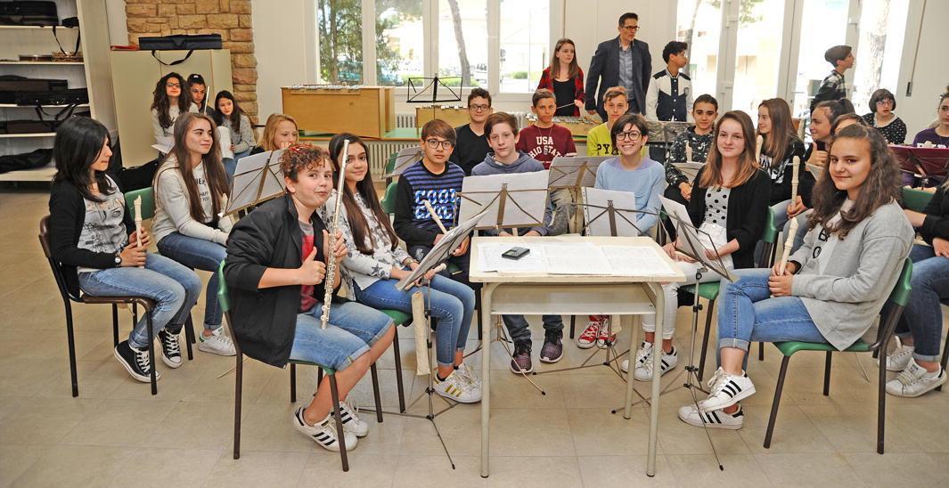 Un concerto dei ragazzi all'interno dele nuove aule