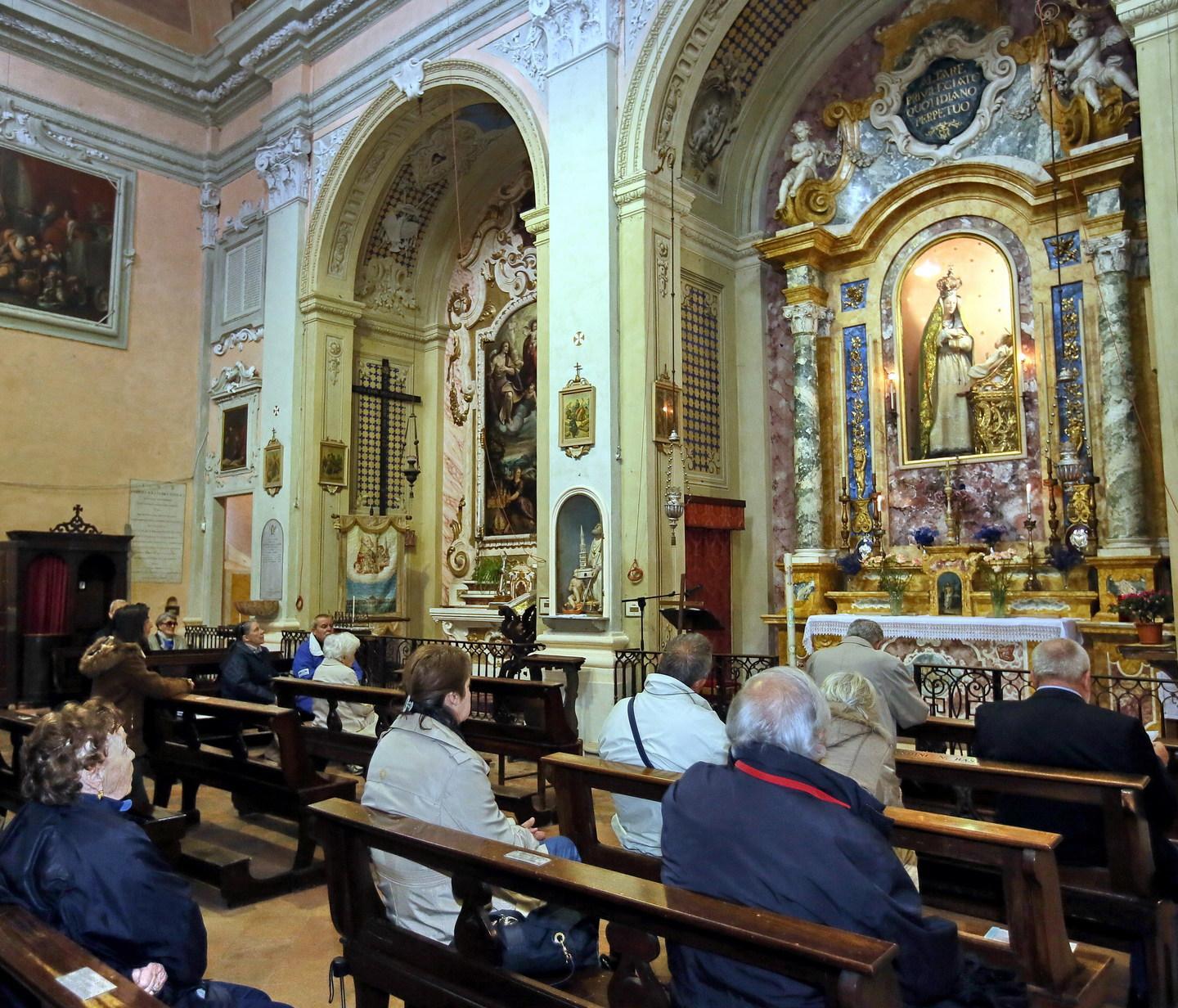 Salta processione a Cognento fedeli alla Chiesa delle Grazie