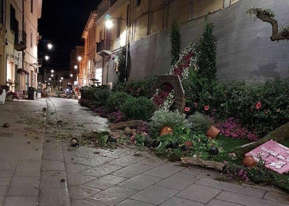 Auto devasta le aiuole e sfiora due guardie 